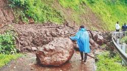 मुसळधार कोसळणा-या पावसाचा लांजा तालुक्याला फटका ; माचाळ येथे दरड कोसळल्याने पर्यटक अडकले
