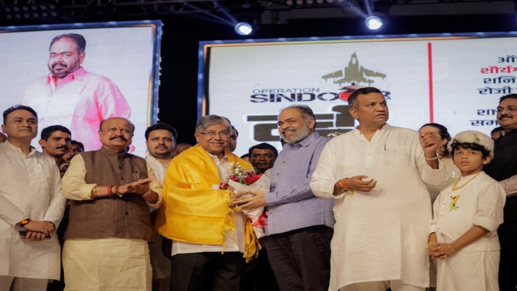 जनसुराज्य शक्ती पक्षाच्यावतीने प्रदेशाध्यक्ष समित कदम यांनी आयोजित केलेल्या दहीहंडी उत्सवात आमदार विनय कोरे यांच्या हस्ते पालकमंत्री चंद्रकांत पाटील यांचा सत्कार करण्यात आला. (छायाचित्र सौजन्य - लोकसत्ता टीम)