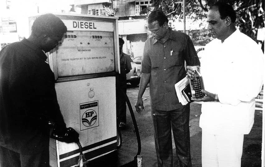 india first petrol pump and what was the price then