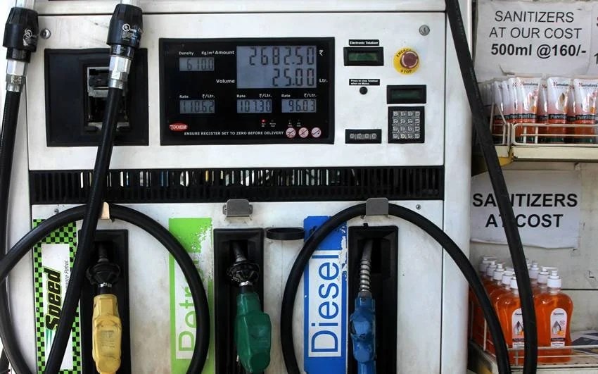 india first petrol pump and what was the price then