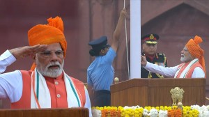 भगवा फेटा, नेहरु जॅकेट अन् पांढरा सदरा; स्वातंत्र्यदिनी लाल किल्ल्यावर पंतप्रधान मोदींच्या हस्ते पार पडलं ध्वजारोहण!