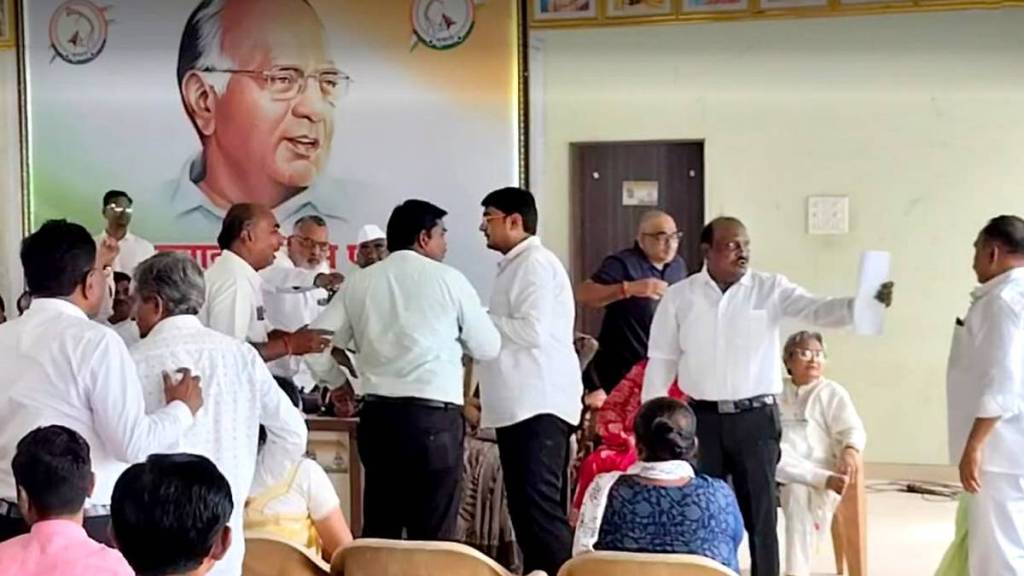 Intra party dispute at Sharad Pawar group meeting in jalgon news