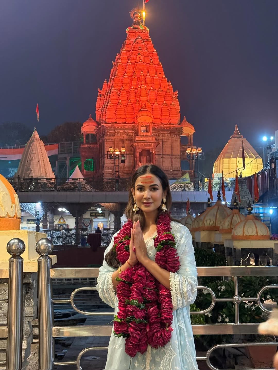 Jannat fame sonal Chauhan visit mahakal temple shares photos