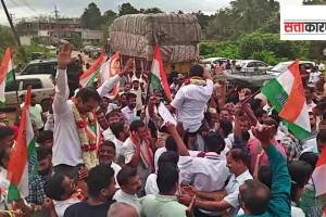 नगरपंचायत निवडणुकीत दणदणीत विजय मिळवल्यानंतर आनंद साजरा करताना काँग्रेसचे कार्यकर्ते