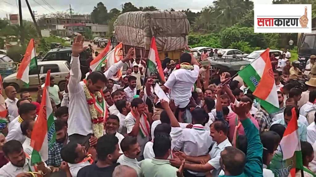 नगरपंचायत निवडणुकीत दणदणीत विजय मिळवल्यानंतर आनंद साजरा करताना काँग्रेसचे कार्यकर्ते