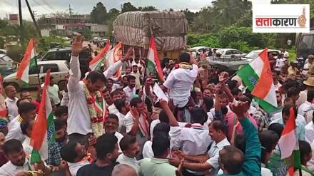 नगरपंचायत निवडणुकीत दणदणीत विजय मिळवल्यानंतर आनंद साजरा करताना काँग्रेसचे कार्यकर्ते