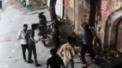 प्रसाद मिळाला नाही म्हणून मंदिरातल्या सेवेकऱ्याची भक्तांनी मारहाण करुन केली हत्या, कुठे घडली घटना?
