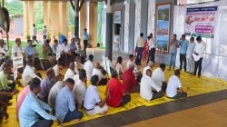 कोकण रेल्वेच्या समस्यांकडे दुर्लक्ष केल्यामुळे सिंधुदुर्ग ओरोस स्थानकावर आंदोलन; अधिकाऱ्यांनी दिले सकारात्मक आश्वासन…