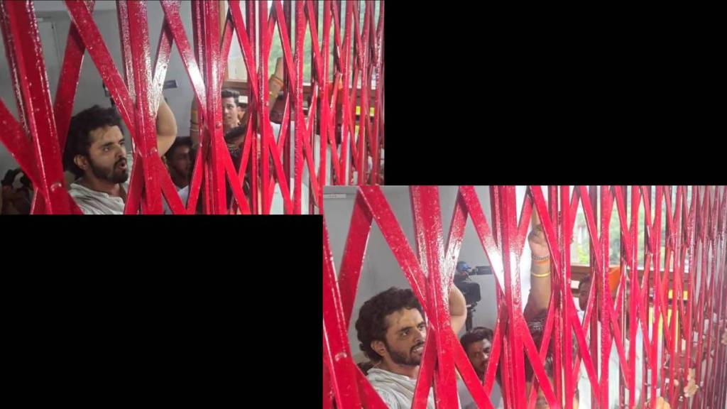 MNS workers protest outside the Municipal Commissioner's office