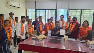 MNS protests against illegal meat market in Nagpur with symbolic chicken gift