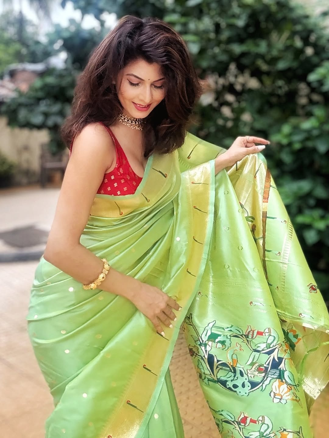 Madhavi Nimkar Blue Narayanpeth Saree Look