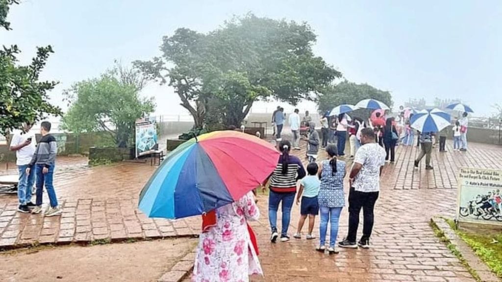 Mahabaleshwar and Panchgani witness heavy tourist rush during monsoon holidays large crowds of visitors in Satara