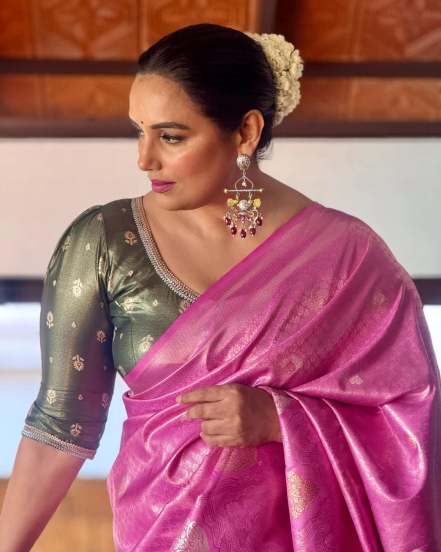 श्वेता मेननवर अश्लीलता पसरविल्याचा आरोप ठेवला गेला आहे. अश्लिल चित्रपट आणि जाहिरातींमधून अश्लीलता पसरविल्याबद्दल श्वेताच्या विरोधात एफआयआर दाखल झाला असल्याची माहिती मिळत आहे.