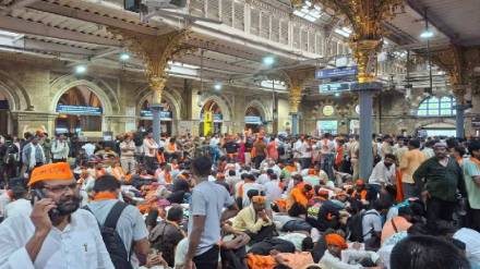 Dont stop evacuate railway station police announce at CSMT station protesters