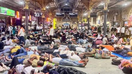 Maratha reservation protesters inconvenienced as rain in Mumbai print news Maratha reservation protesters inconvenienced as rain in Mumbai print news