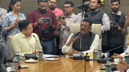 Ghodbunder Road traffic Minister Pratap Sarnaik suggests night restrictions for heavy vehicles