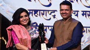 Mukta Barve emotional reaction after receiving maharashtra rajya v shantaram Special Contribution Award