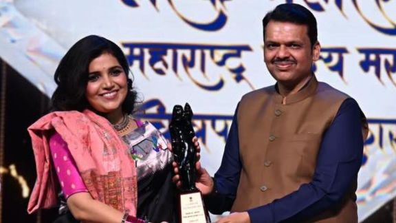 Mukta Barve emotional reaction after receiving maharashtra rajya v shantaram Special Contribution Award