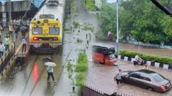 Mumbai Rains : मुंबईकरांनो घराबाहेर पडताय? जाणून घ्या वाहतुकीसाठी कोणते रस्ते चालू आणि कोणते बंद; पाहा लोकल सेवेची स्थिती