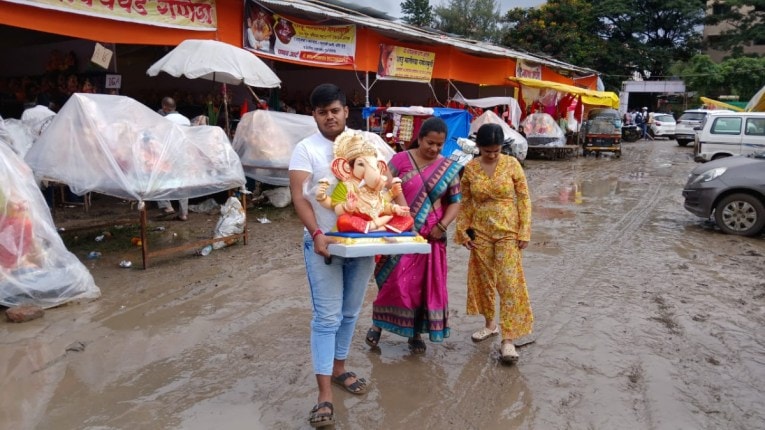 गणेश मूर्ती दुकानांपर्यंत पोहचण्याची खडतर वाट; डोंगरे वसतिगृह मैदान चिखलमय…