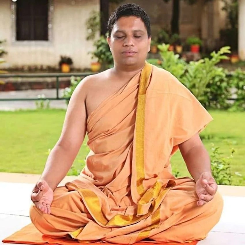 Acharya Balkrishna Reveals Ayurvedic Remedy: Jamun Bark for Strong and Shiny Teeth