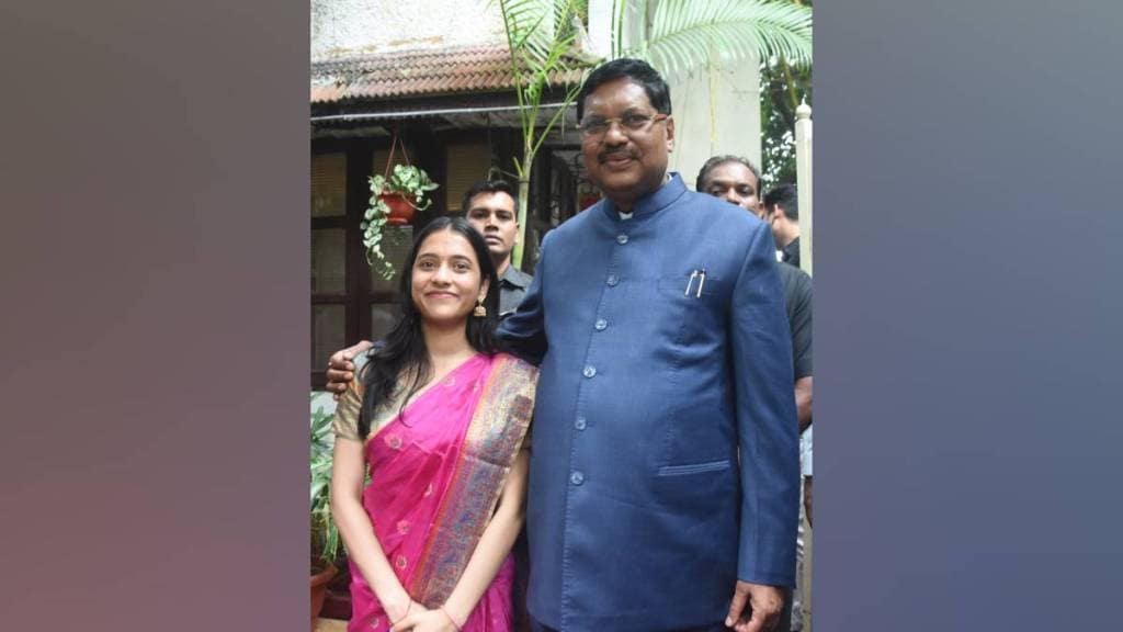 Chief justice bhushan gavai visited divya deshmukhs nagpur home and appreciated her