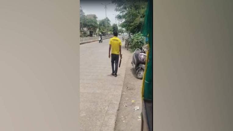 कोयता घेऊन तरुणाकडून रस्त्यावर दहशत; नागरिकाने चित्रफित काढताच…