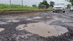 badlapur Karjat Road large potholes from goregaon to Vangani