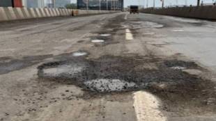 potholes on Katai nilje railway flyover