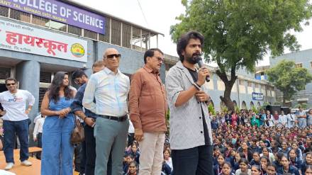 actor Prathamesh Parab mumbai Local film team visited Pimpalgaon met students to promote film