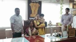 सफाई कामगार महिलेला मुख्याधिकाऱ्यांच्या खुर्चीचा मान; फलटण पालिका मुख्याधिकाऱ्यांकडून अनोखा सन्मान