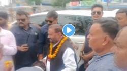 Swami Prasad Maurya : माजी मंत्र्याच्या स्वागतासाठी तरुण पुष्पहार घेऊन आला अन् कानशिलात लगावली; VIDEO व्हायरल, काय घडलं?