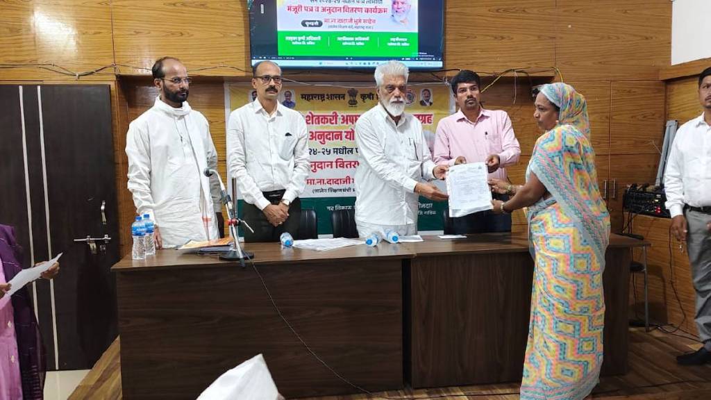 gopinath munde farmers accident safety grant Scheme rs 1 crore 14 lakh given to heirs of 57 accident victims in Malegaon