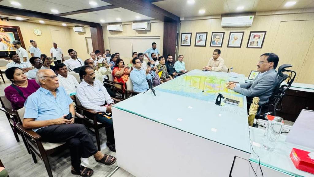 former thane district collector ashok shingare interacted with media during his retirement