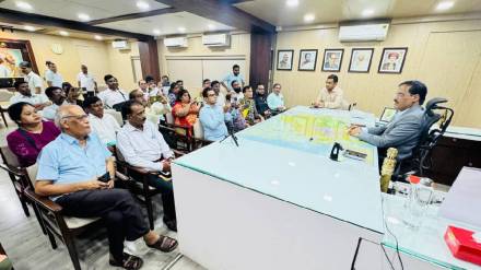 former thane district collector ashok shingare interacted with media during his retirement