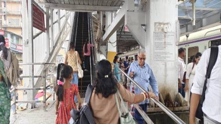 thane after years of renovation badlapur station gets new escalator on platform 1 for passengers thane after years of renovation badlapur station gets new escalator on platform 1 for passengers