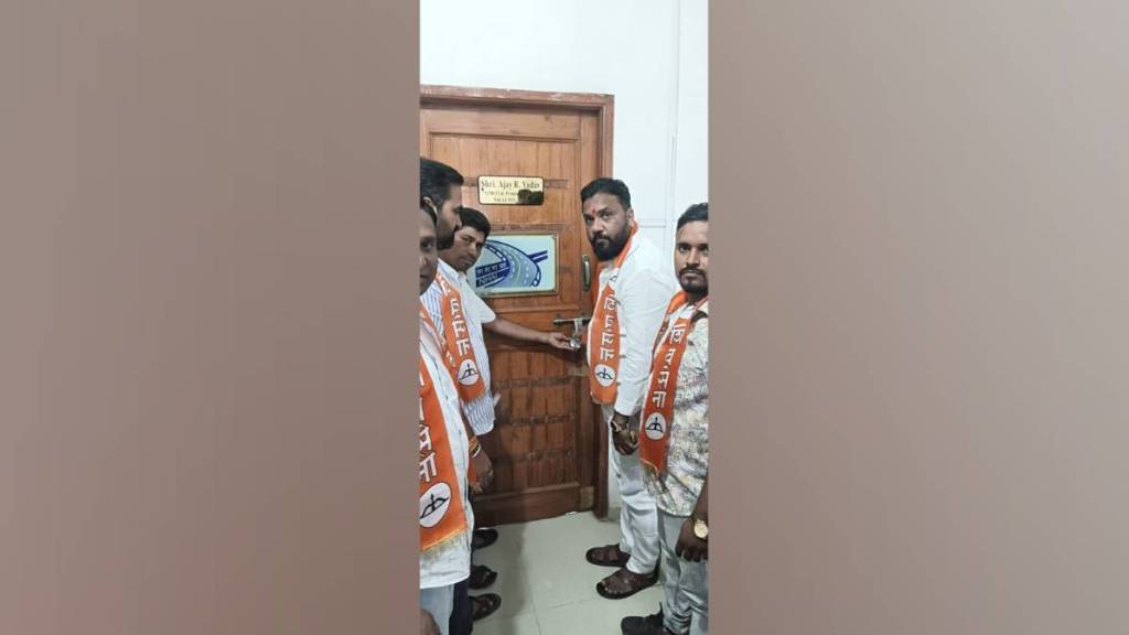 shiv sainiks locked NHAI office after hours long protest over dhule bypass streetlight failure