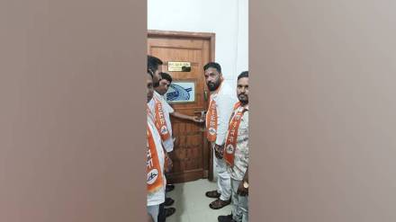 shiv sainiks locked NHAI office after hours long protest over dhule bypass streetlight failure shiv sainiks locked NHAI office after hours long protest over dhule bypass streetlight failure