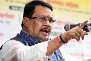 vijay wadettiwar said old video of gadkari alleging against election Commission is going viral