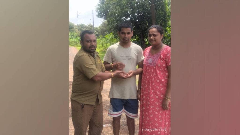 two sanitation workers of Kasai dodamarg nagar Panchayat found rs 1 lakh 50 thousand mangalsutra in garbage returned it to woman