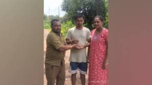 two sanitation workers of Kasai dodamarg nagar Panchayat found rs 1 lakh 50 thousand mangalsutra in garbage returned it to woman