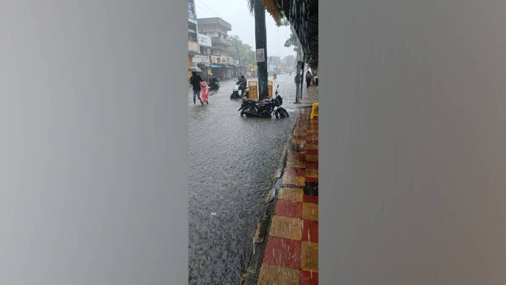 heavy rain in chandrapur due to continuous rain all roads in city are in deep water