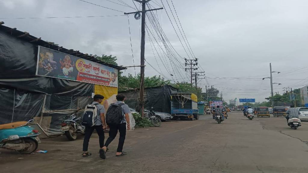 ganesh art stalls on Kalyan badlapur state highway passing through ambernath may cause traffic jam before ganeshotsav