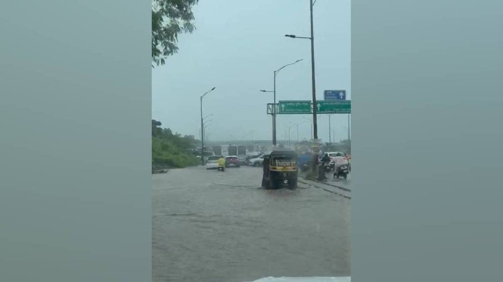 uran heavy rain from past several hours water accumulated at national highway in Vahal area of Ulwe node uran heavy rain from past several hours water accumulated at national highway in Vahal area of Ulwe node