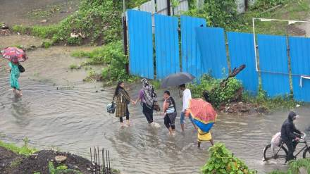 heavy rain in Palghar caused waterlogging in low areas and railway tracks disrupting life heavy rain in Palghar caused waterlogging in low areas and railway tracks disrupting life
