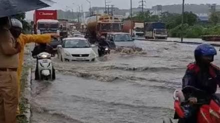 national highways connecting JNPA Port and uran are facing dangerous travel through flowing water