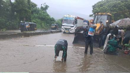 ghodbandar for second day waterlogging at versova Creek Karpe Compound slows traffic causing traffic congestion
