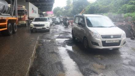 Thane heavy rain, Thane waterlogging, Thane pothole problem, Ghodbunder road potholes, Mumbai-Nashik highway traffic,