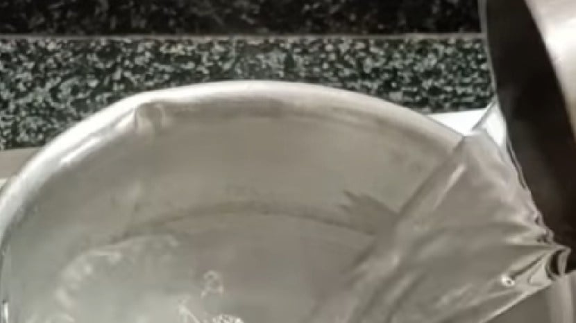 kitchen jugaad video as naphthalene ball was put in hot water