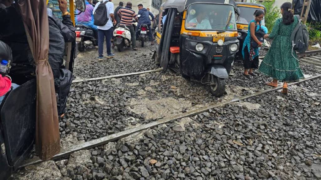 Juchandra railway track in naigaon east traffic congestion